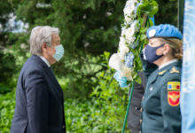 Photo of Peacekeepers’ Day ceremony honours service and sacrifice of UN blue helmets