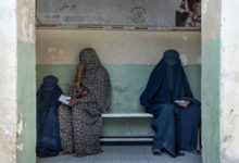 Photo of Талибы запретили афганским женщинам выходить на улицу с непокрытым лицом 